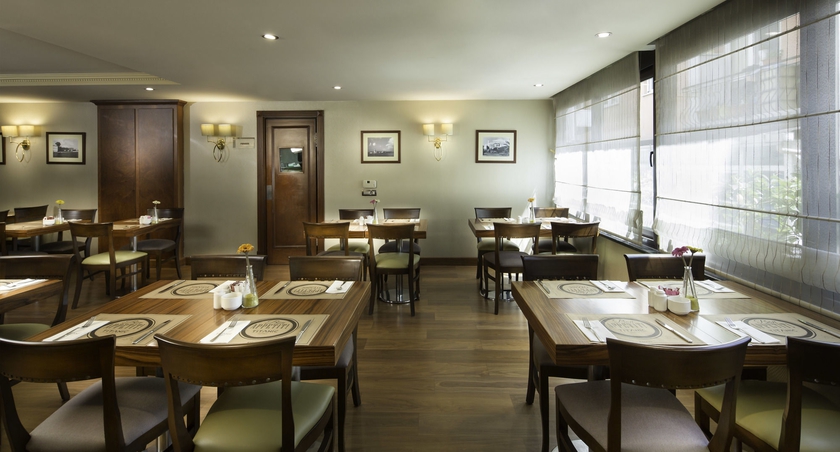 Imagen del bar/restaurante del Hotel Titanic Comfort Sisli. Foto 3