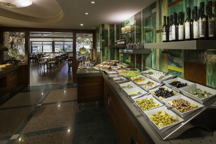 Imagen del bar/restaurante del Hotel Titanic Comfort Sisli. Foto 5