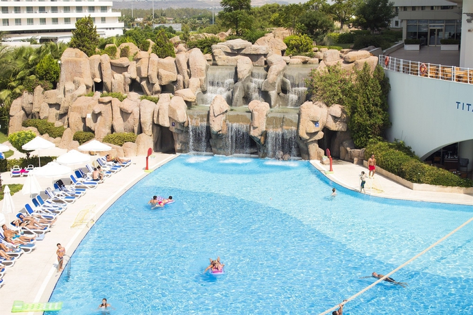 Imagen de la piscina del Hotel Titanic Deluxe Lara. Foto 13