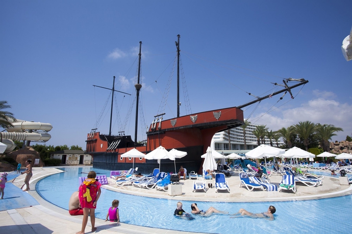 Imagen de la piscina del Hotel Titanic Deluxe Lara. Foto 15