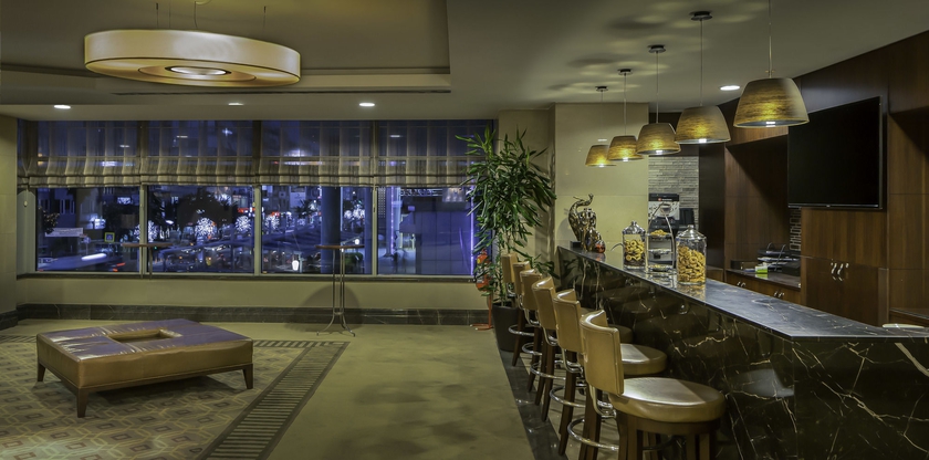 Imagen del bar/restaurante del Hotel Titanic Port Bakirkoy. Foto 2