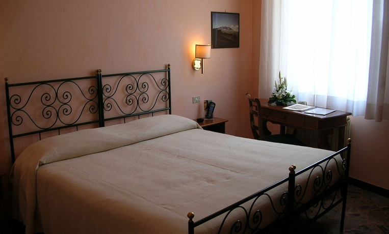 Imagen de la habitación del Hotel Titano. Foto 9