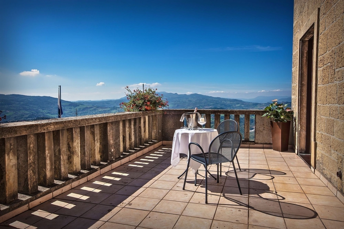 Imagen de los exteriores del Hotel Titano. Foto 12