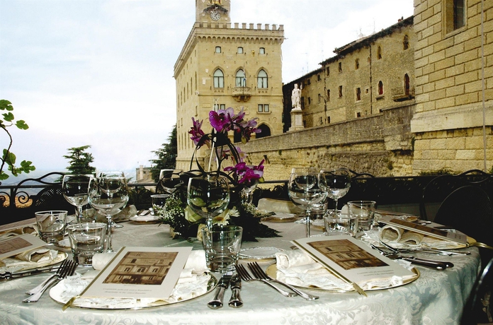 Imagen del bar/restaurante del Hotel Titano. Foto 2