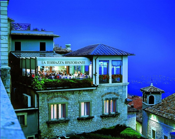 Imagen de los exteriores del Hotel Titano. Foto 13