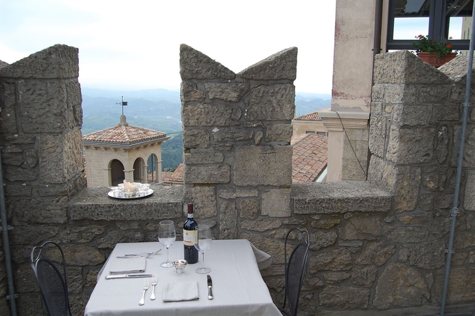 Imagen del bar/restaurante del Hotel Titano. Foto 6