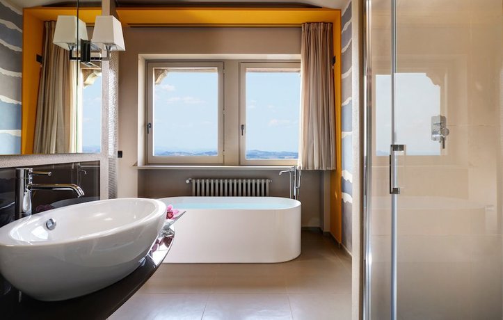 Imagen de la habitación del Hotel Titano Suites. Foto 3