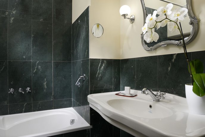 Imagen de la habitación del Hotel Titano Suites. Foto 6