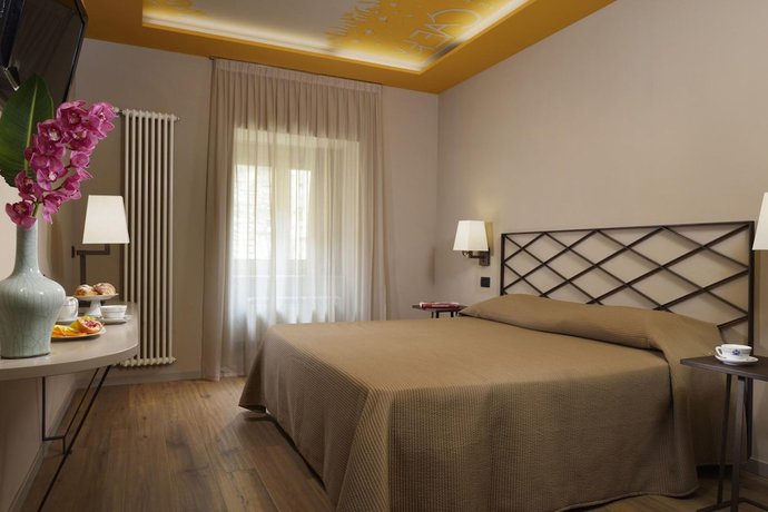 Imagen de la habitación del Hotel Titano Suites. Foto 9