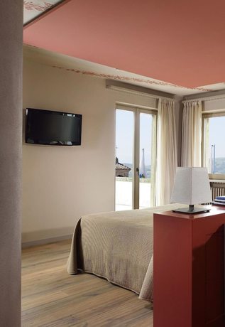 Imagen de la habitación del Hotel Titano Suites. Foto 12