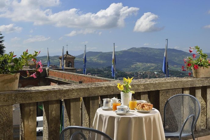 Imagen de la habitación del Hotel Titano Suites. Foto 15