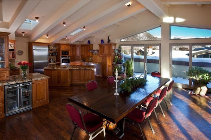 Imagen del bar/restaurante del Hotel Tivoli Lodge. Foto 5