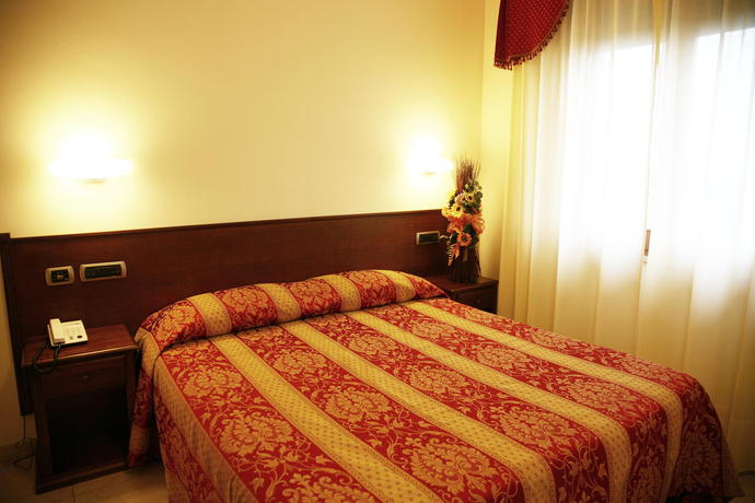 Imagen de la habitación del Hotel Tiziana. Foto 5
