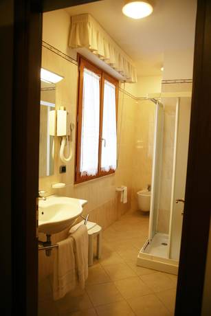 Imagen de la habitación del Hotel Tiziana. Foto 7