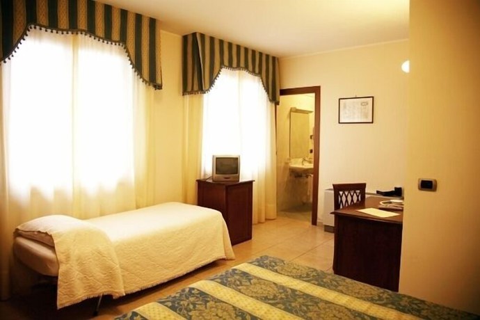 Imagen de la habitación del Hotel Tiziana. Foto 8