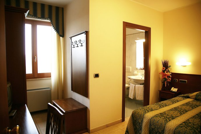 Imagen de la habitación del Hotel Tiziana. Foto 10