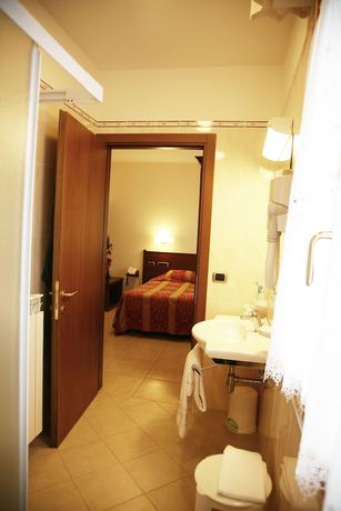 Imagen de la habitación del Hotel Tiziana. Foto 11