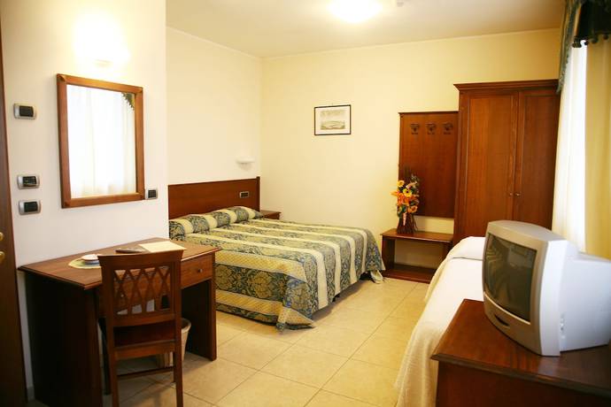 Imagen de la habitación del Hotel Tiziana. Foto 12