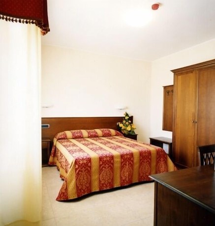 Imagen de la habitación del Hotel Tiziana. Foto 13