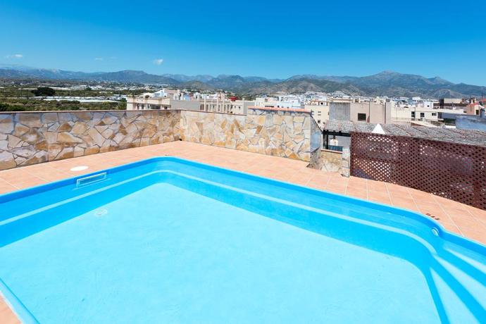 Imagen de la piscina del Hotel Toboso Chaparil. Foto 18