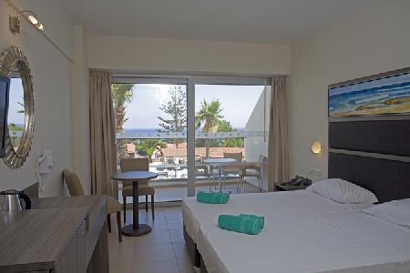 Imagen de la piscina del Hotel Tofinis. Foto 9