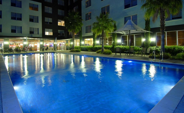 Imagen de la piscina del Hotel Together Co-living. Foto 16