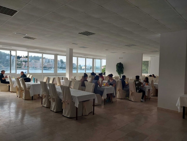 Imagen del bar/restaurante del Hotel Tolero. Foto 7