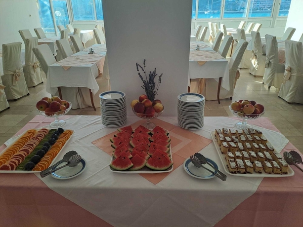 Imagen del bar/restaurante del Hotel Tolero. Foto 12