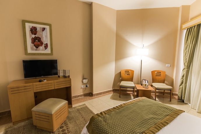 Imagen de la habitación del Hotel Tolip Family Club Borg El Arab. Foto 8