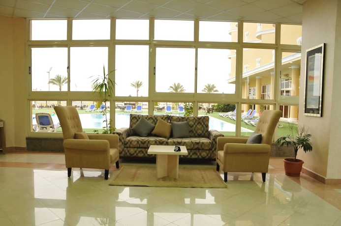Imagen del bar/restaurante del Hotel Tolip Family Club Borg El Arab. Foto 2