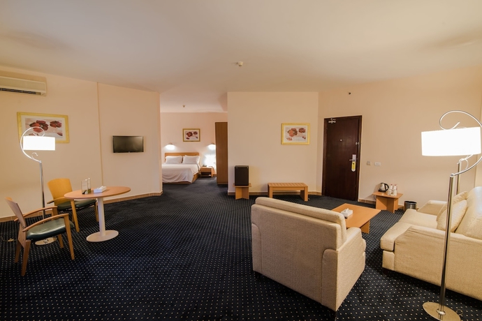 Imagen de la habitación del Hotel Tolip Family Club Borg El Arab. Foto 12