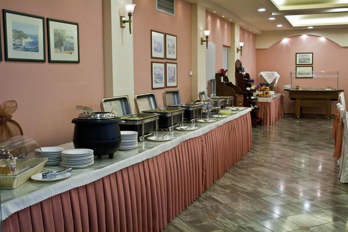 Imagen de los interiores del Hotel Tolon Holidays. Foto 10