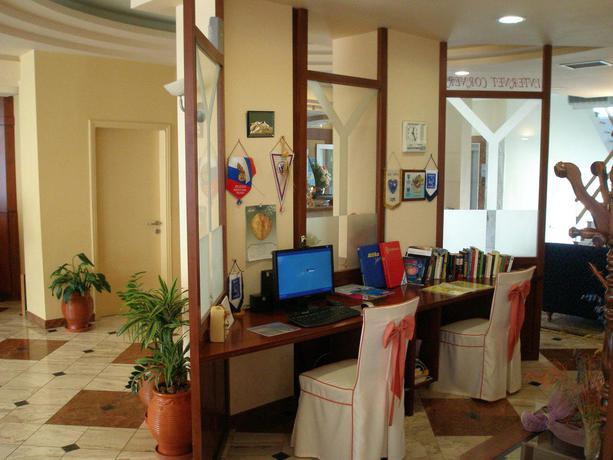 Imagen de los interiores del Hotel Tolon Holidays. Foto 12