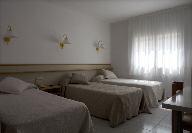 Imagen de la habitación del Hotel Tolosa, Salou. Foto 5