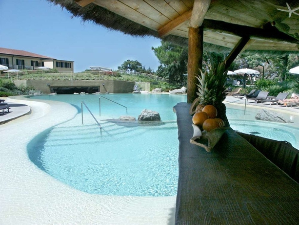 Imagen de la piscina del Hotel Tombolo Talasso Resort. Foto 4