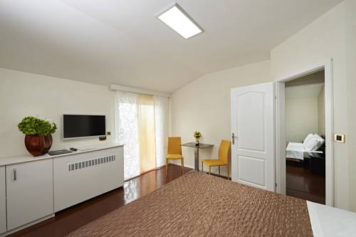 Imagen de la habitación del Hotel Tomi. Foto 6