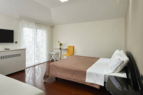 Imagen de la habitación del Hotel Tomi. Foto 8