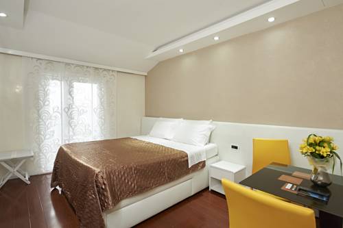 Imagen de la habitación del Hotel Tomi. Foto 11