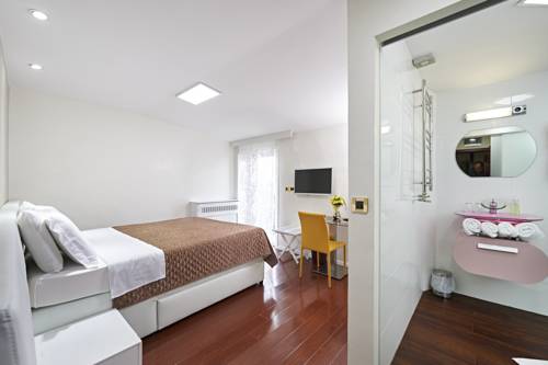 Imagen de la habitación del Hotel Tomi. Foto 14