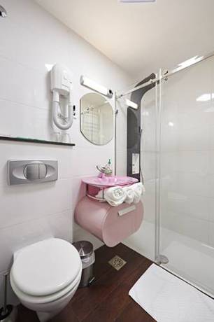 Imagen de la habitación del Hotel Tomi. Foto 16