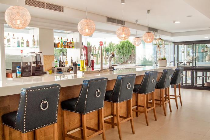 Imagen del bar/restaurante del Hotel Tomir Portals Suites - Adults Only (+16). Foto 3