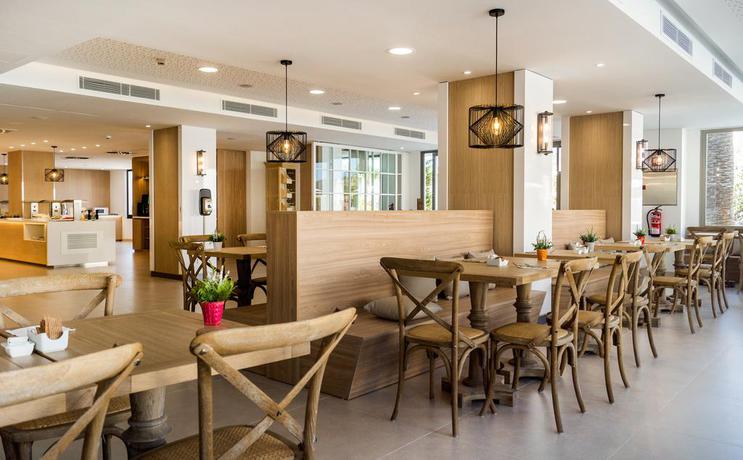 Imagen del bar/restaurante del Hotel Tomir Portals Suites - Adults Only (+16). Foto 4