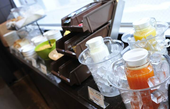 Imagen del bar/restaurante del Hotel Toms. Foto 9