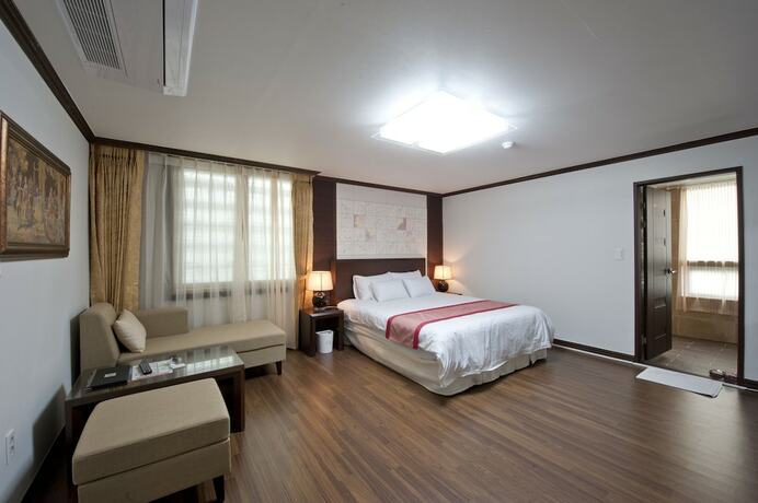 Imagen de la habitación del Hotel Tongyeong Anchovy Tourist. Foto 12