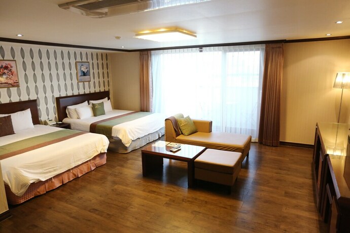 Imagen de la habitación del Hotel Tongyeong Anchovy Tourist. Foto 15