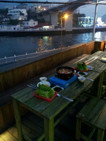 Imagen de los exteriores del Hotel Tongyeong Camellia House. Foto 31
