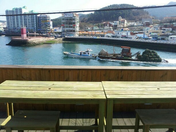 Imagen de los exteriores del Hotel Tongyeong Camellia House. Foto 32
