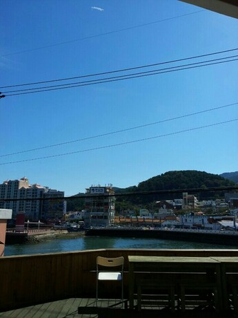 Imagen de los exteriores del Hotel Tongyeong Camellia House. Foto 33