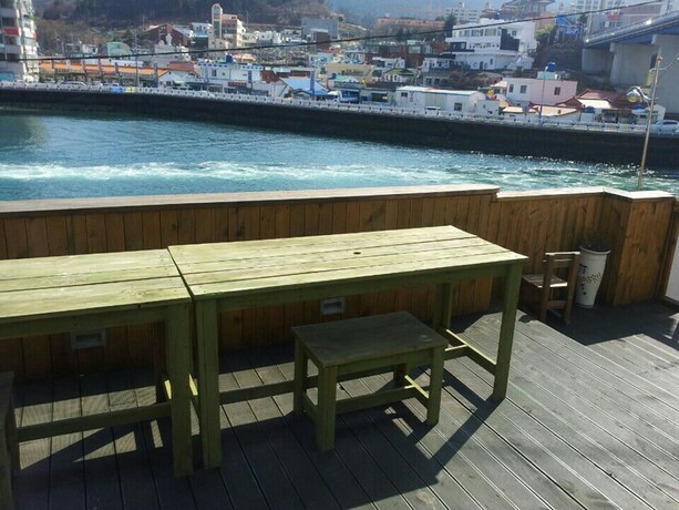 Imagen de los exteriores del Hotel Tongyeong Camellia House. Foto 34