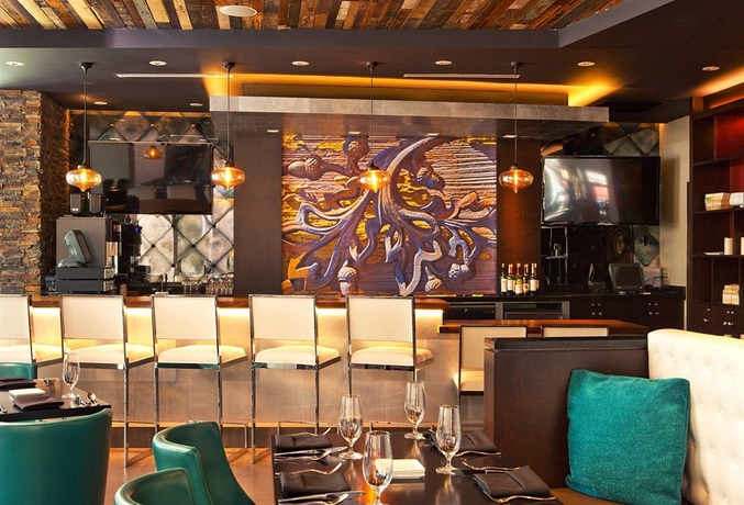 Imagen del bar/restaurante del Hotel Tonnelle New Orleans, A Tribute Portfolio By Marriott. Foto 3